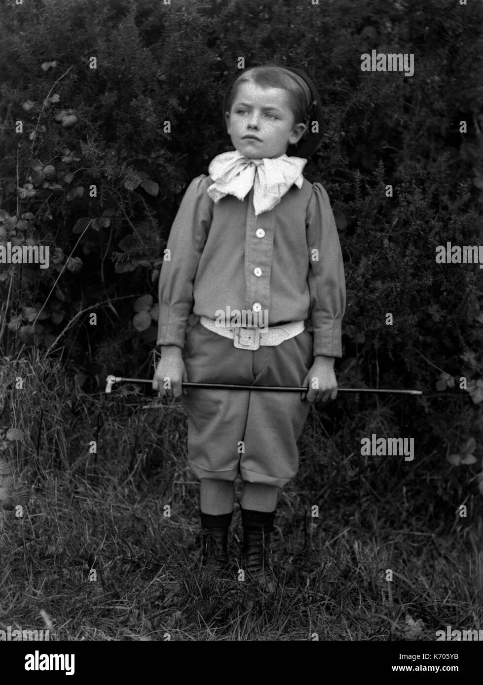 AJAXNETPHOTO. 1891-1910 (APPROX). FRANCE. - PORTRAIT OF A YOUNG BOY IN A UNIFORM WITH A BOW WEARING A BERET AND HOLDING A RIDING CROP. PHOTOGRAPHER:UNKNOWN © DIGITAL IMAGE COPYRIGHT AJAX VINTAGE PICTURE LIBRARY SOURCE: AJAX VINTAGE PICTURE LIBRARY COLLECTION REF:AVL FRA 1890 B29X1226 Stock Photo