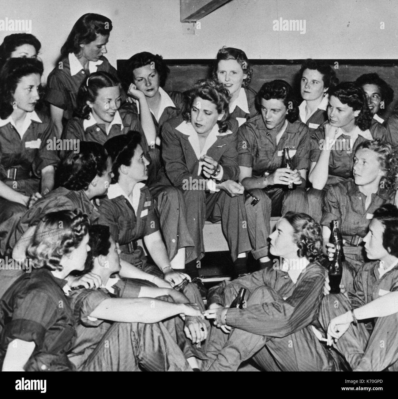 Jacqueline Cochran, center, director of the Women's Pilot Training AAF Flying Training Center at Fort Worth, Texas, is talking informally to a  group of trainees. Avenger Field, Sweetwater, Texas, 1943. Stock Photo