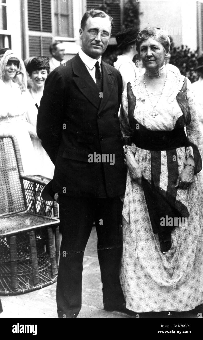 Franklin Delano Roosevelt around 1920 with his mother, Sara Delano Roosevelt. No location, circa 1920. Stock Photo