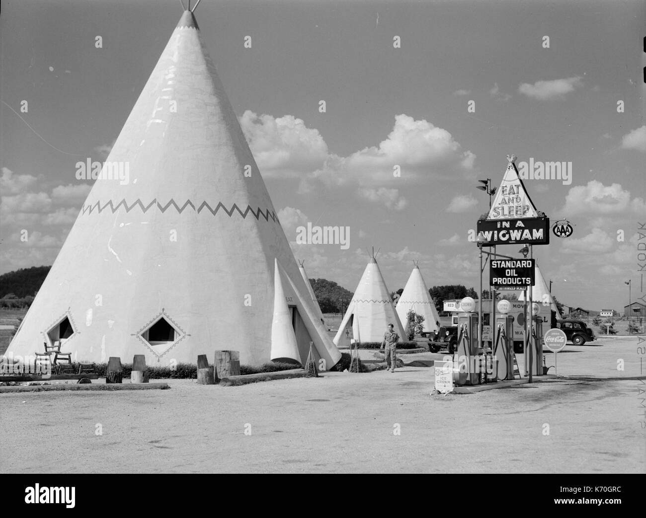 July 1940, Bardstown, Kentucky - Cabins imitating the Indian teepee for tourists along highway. Photo by Marion Post Wolcott. July 1940, Bardstown, Kentucky. Stock Photo