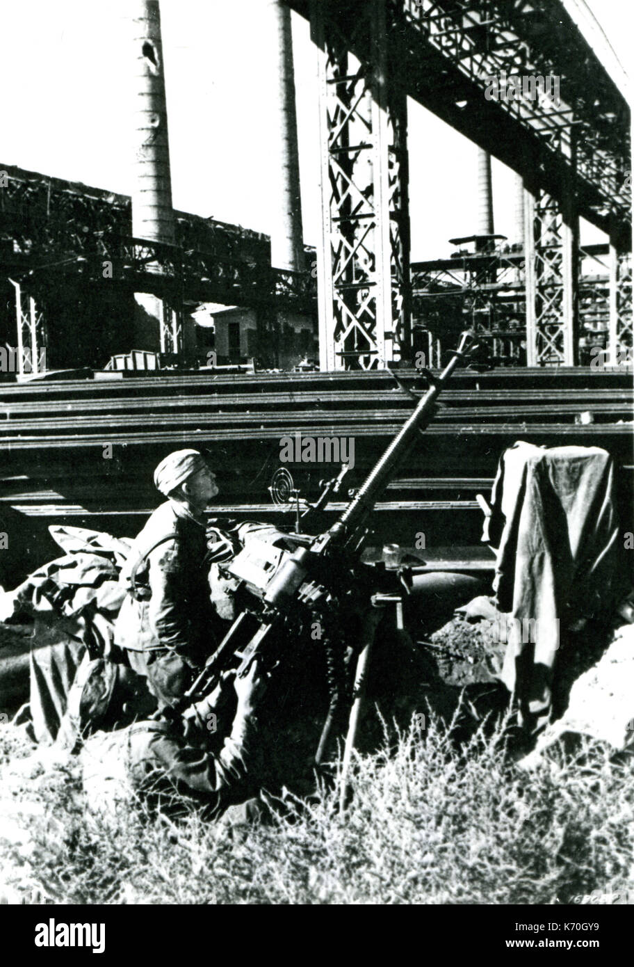 Nov. 1942, Stalingrad - Stalingrad antiaircraft gunners protecting a plant from an air-raid. Stock Photo