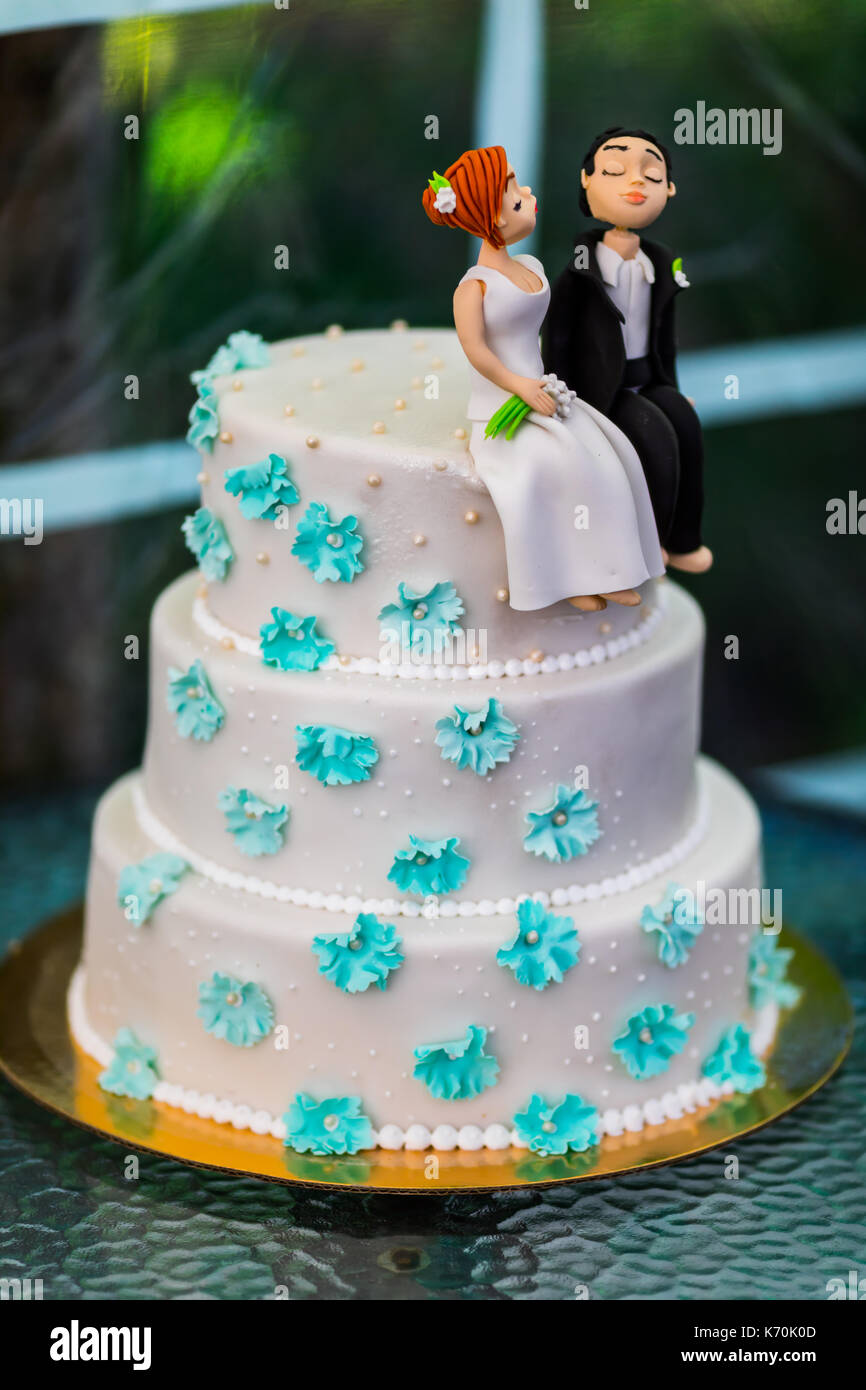 Funny figurines suite at a luxury wedding white cake Stock Photo - Alamy