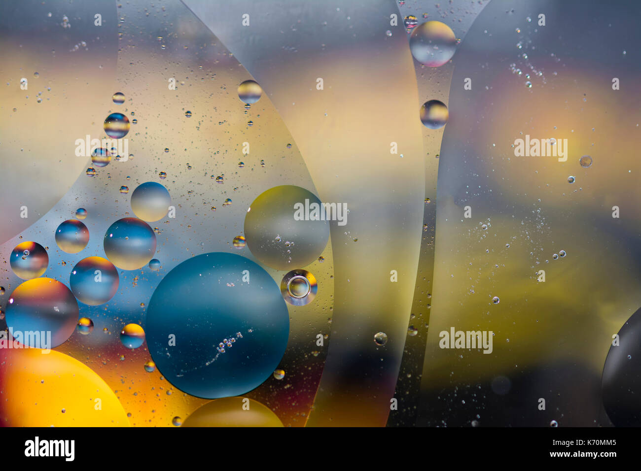 Black background oil bubble hi-res stock photography and images - Alamy