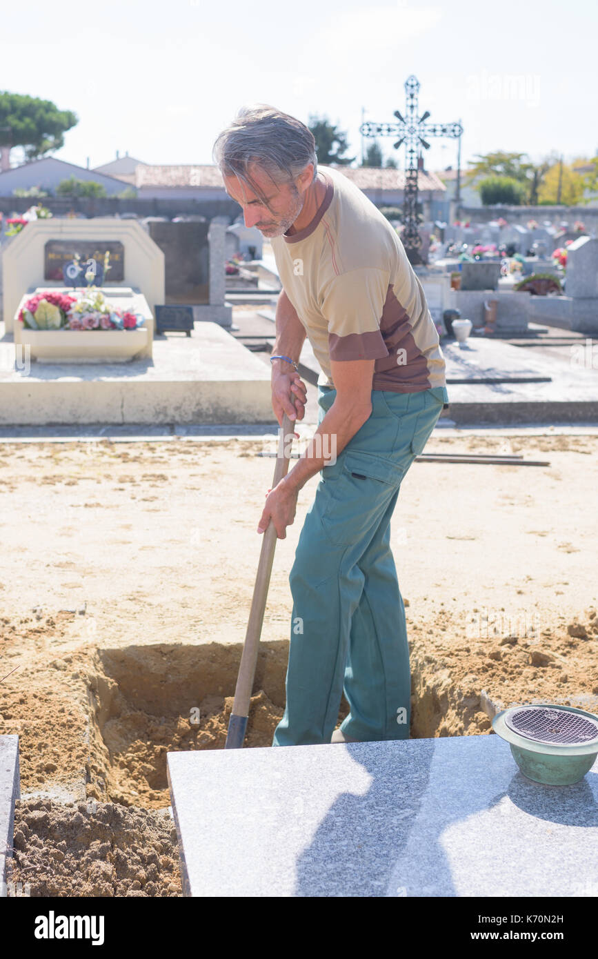 digging a grave Stock Photo Alamy