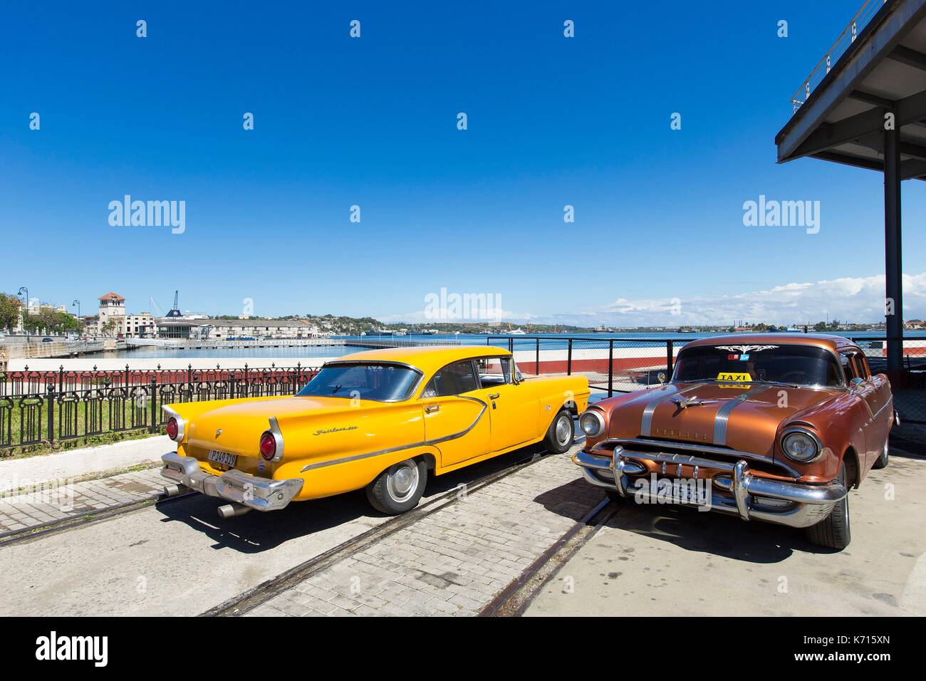 Cuba, Ciudad de la Habana province, Havana, Habana Vieja district listed as World Heritage by UNESCO, american cars parked in front of the new restaurant hosted in the old wood and tobaco warehouse (Almacen de la madera y del tabacco) on Port Avenue (Avenida del Puerto) Stock Photo