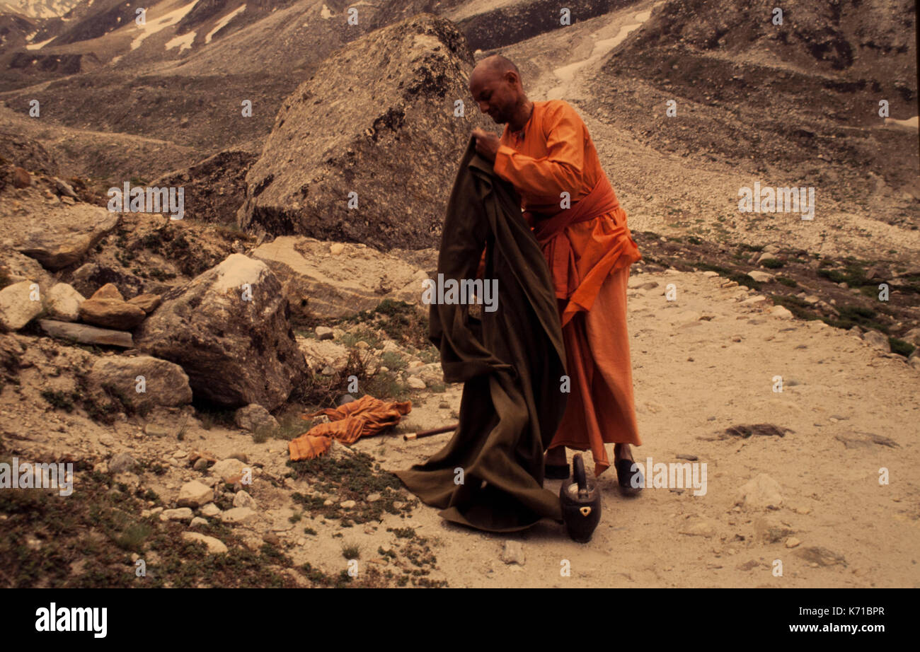 Pilgrimage to the source of the Ganges, Himalayas India pilgrim adjusting robe Stock Photo