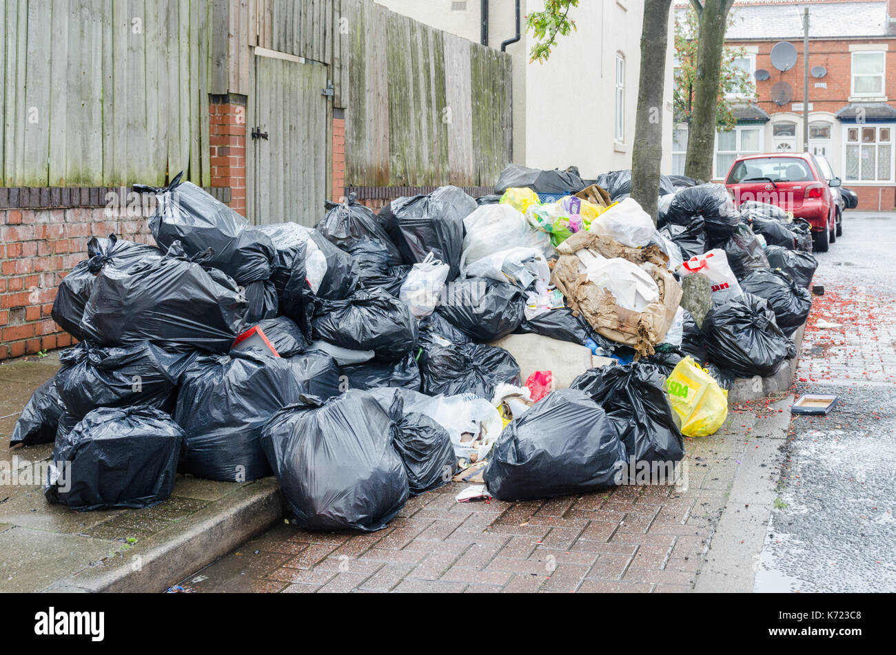 Sparkhill, Birmingham, UK. 14th September 2017. As the long running dispute between refuse collectors and Birmingham City Council shows no sign of ending piles of rubbish continue to grow on the streets.Credit: Nick Maslen/Alamy Live News Stock Photo