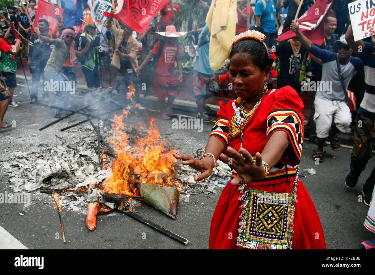 Manila, Philippines. 15th Sep, 2017. An indigenous woman performs a ...