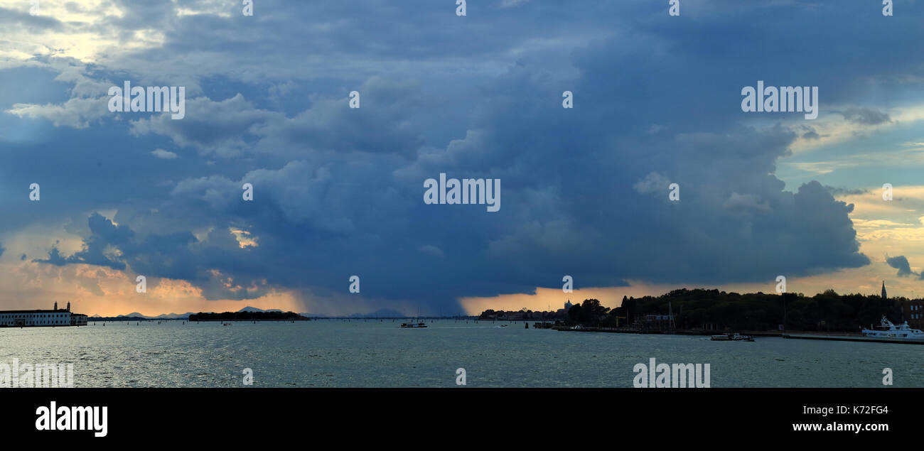 Heaped rain cloud, Cumulonimbus thunderstorm cloud Stock Photo