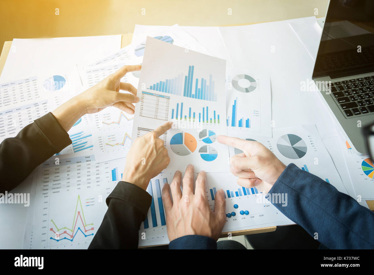 обсуждение стратегии. команда разработчиков. Team analysis. Team analysis. изометрическая графика.