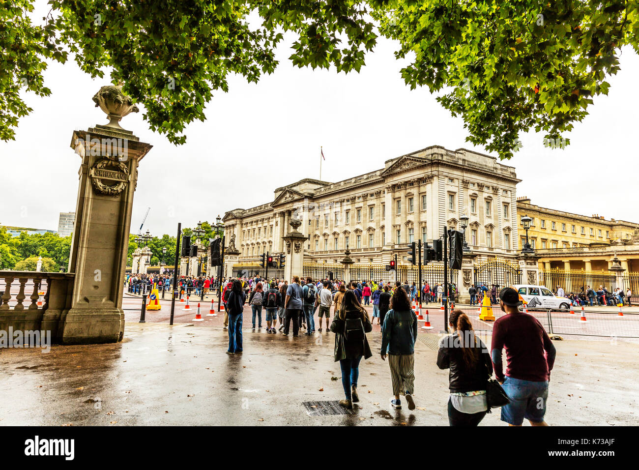 Crowds flocking to Buckingham Palace London, Buckingham Palace, Buckingham Palace building, Buckingham Palace crowds, Buckingham Palace busy, London Stock Photo