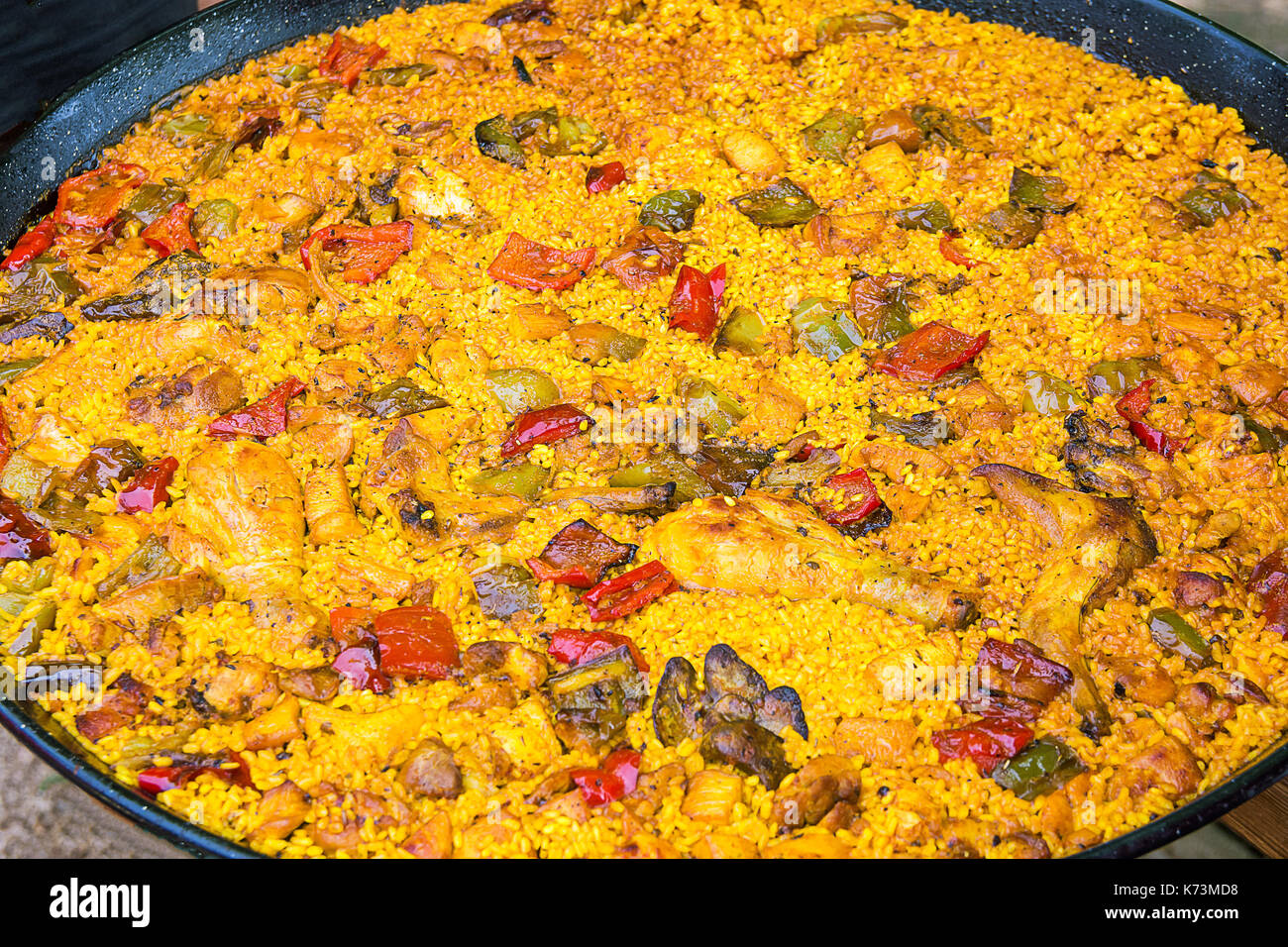 https://c8.alamy.com/comp/K73MD8/big-flat-frying-pan-with-home-cooked-spanish-paella-variety-of-meat-K73MD8.jpg