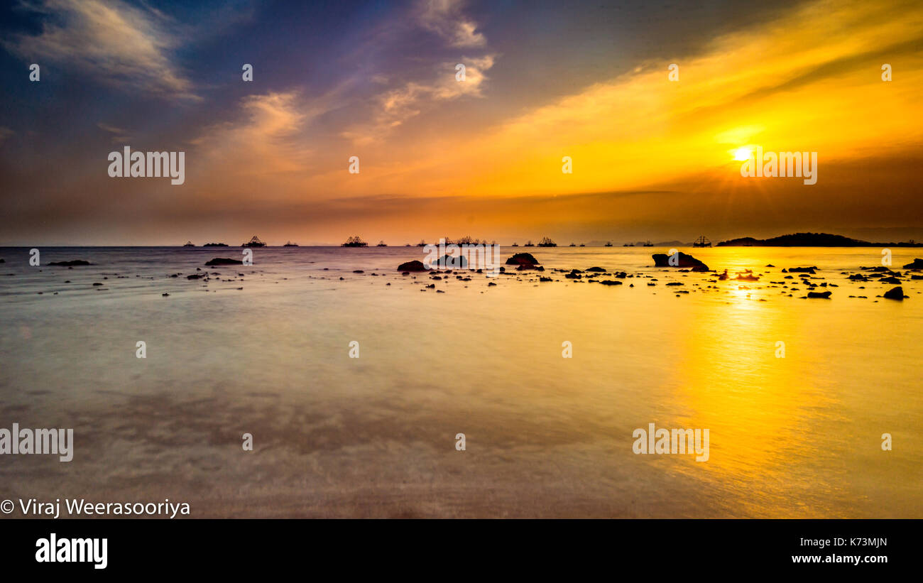 Sunsetting over the water hi-res stock photography and images - Alamy