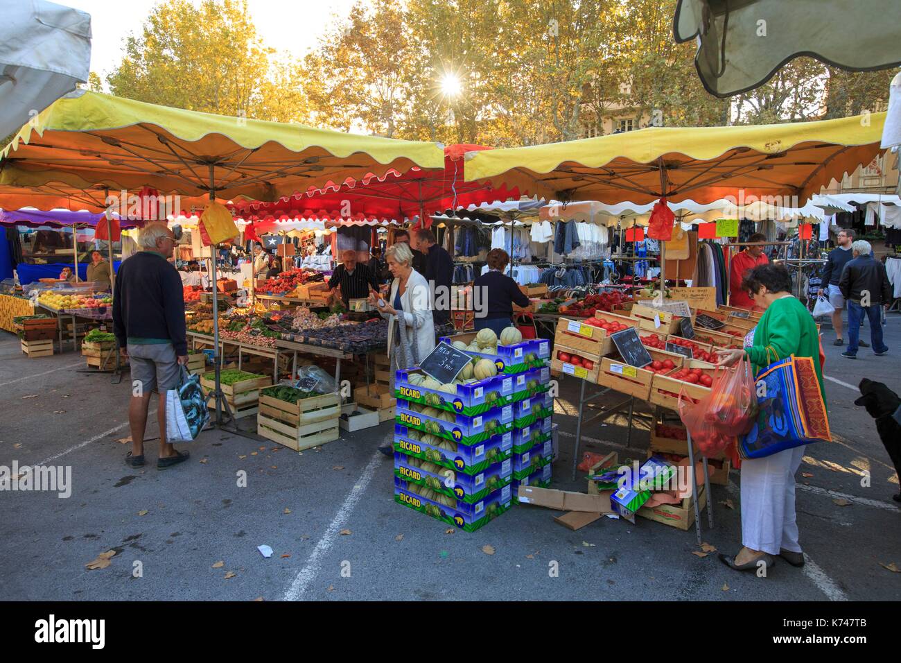 France Var Saint Tropez Place Des Lices The Market Stock Photo Alamy france-var-saint-tropez-place-des-lices-the-market-stock-photo-alamy