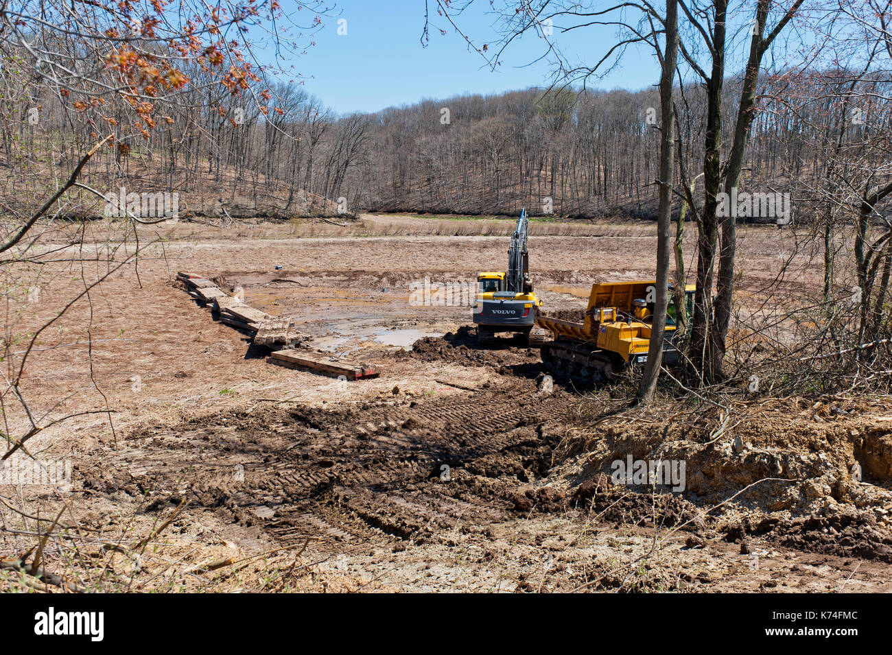 CONSTRUCTION EQUIPMENT REMOVING SEDIMENT FROM DRY LAKE BED OF SPEEDWELL FORGE LAKE, LITITZ PENNSYLVANIA Stock Photo