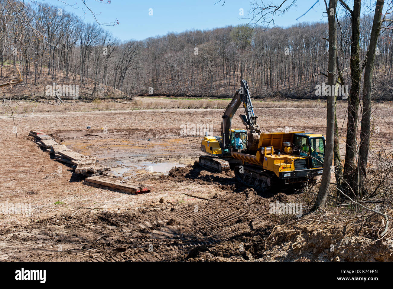 CONSTRUCTION EQUIPMENT REMOVING SEDIMENT FROM DRY LAKE BED OF SPEEDWELL FORGE LAKE, LITITZ PENNSYLVANIA Stock Photo
