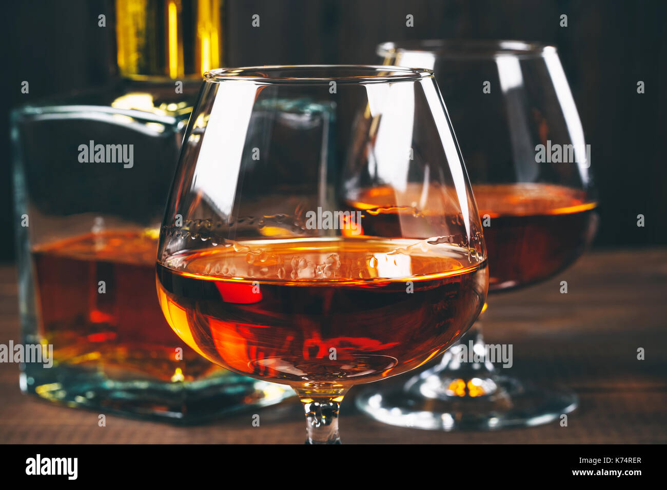 Бокалы вина коньяка. Бокалы с шампанским. Бокалы вина коньяка. Два бокала коньяка. Фужеры на столе.