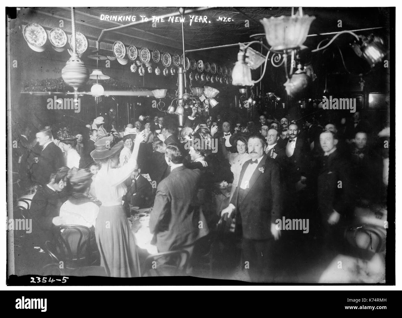 1911-1915 - Well-dressed merry-makers drink to the New Year. New York, circa 1911. Stock Photo