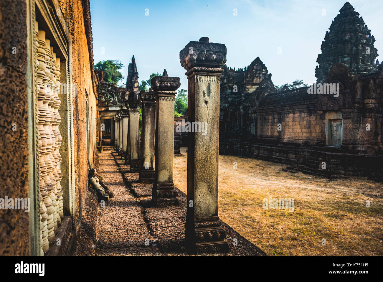 Arcade and courtyard, ruined temple, Banteay Samre Temple, Angkor Archaeological Park, Siem Reap Province, Cambodia Stock Photo