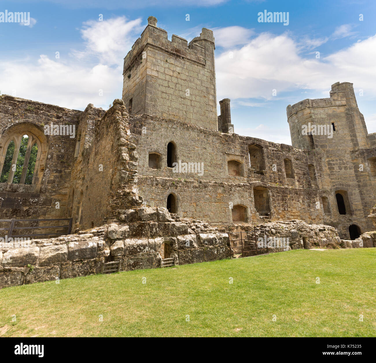 Bodiam castle medieval fortress hi-res stock photography and images - Alamy