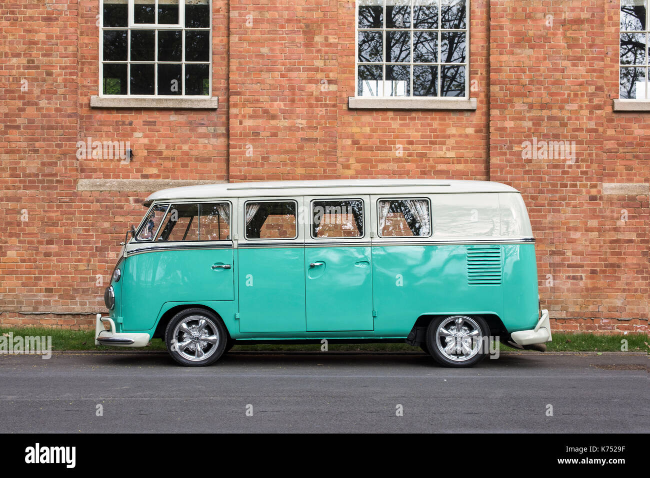 1966 VW Split Screen Volkswagen camper van. Bicester heritage centre,  Oxfordshire, England Stock Photo - Alamy