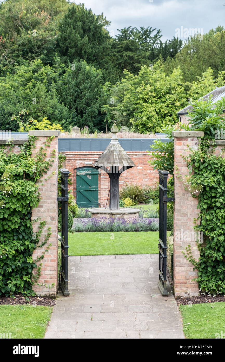 Walled garden through gate hi-res stock photography and images - Alamy