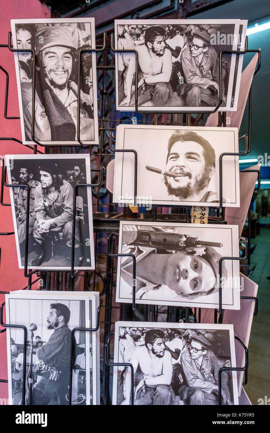 Cuba, Havana, Habana Vieja district (UNESCO World Heritage site), calle Obispo, pedestrian shopping street, postcards with the effigy of Che Guevara Stock Photo