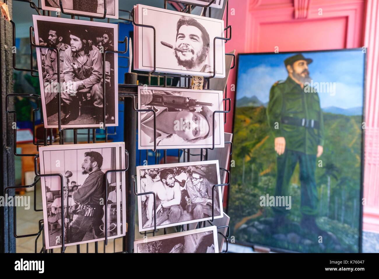 Cuba, Havana, Habana Vieja district (UNESCO World Heritage site), calle Obispo, pedestrian shopping street, painting and postcards with the effigy of Fidel Castro and Che Guevara Stock Photo