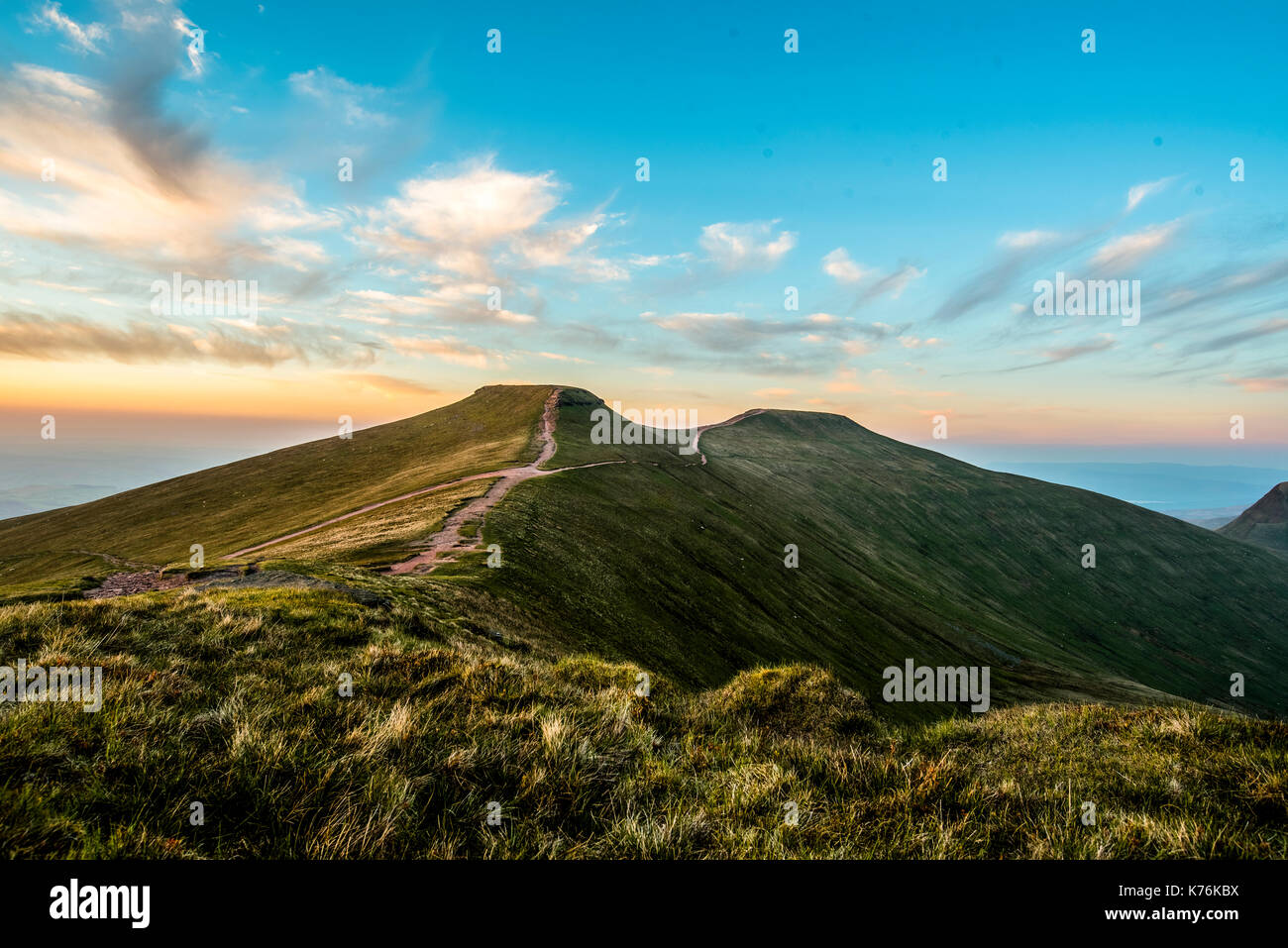 pen-y-fan-and-corn-du-brecon-beacons-sunset-wales-uk-stock-photo-alamy