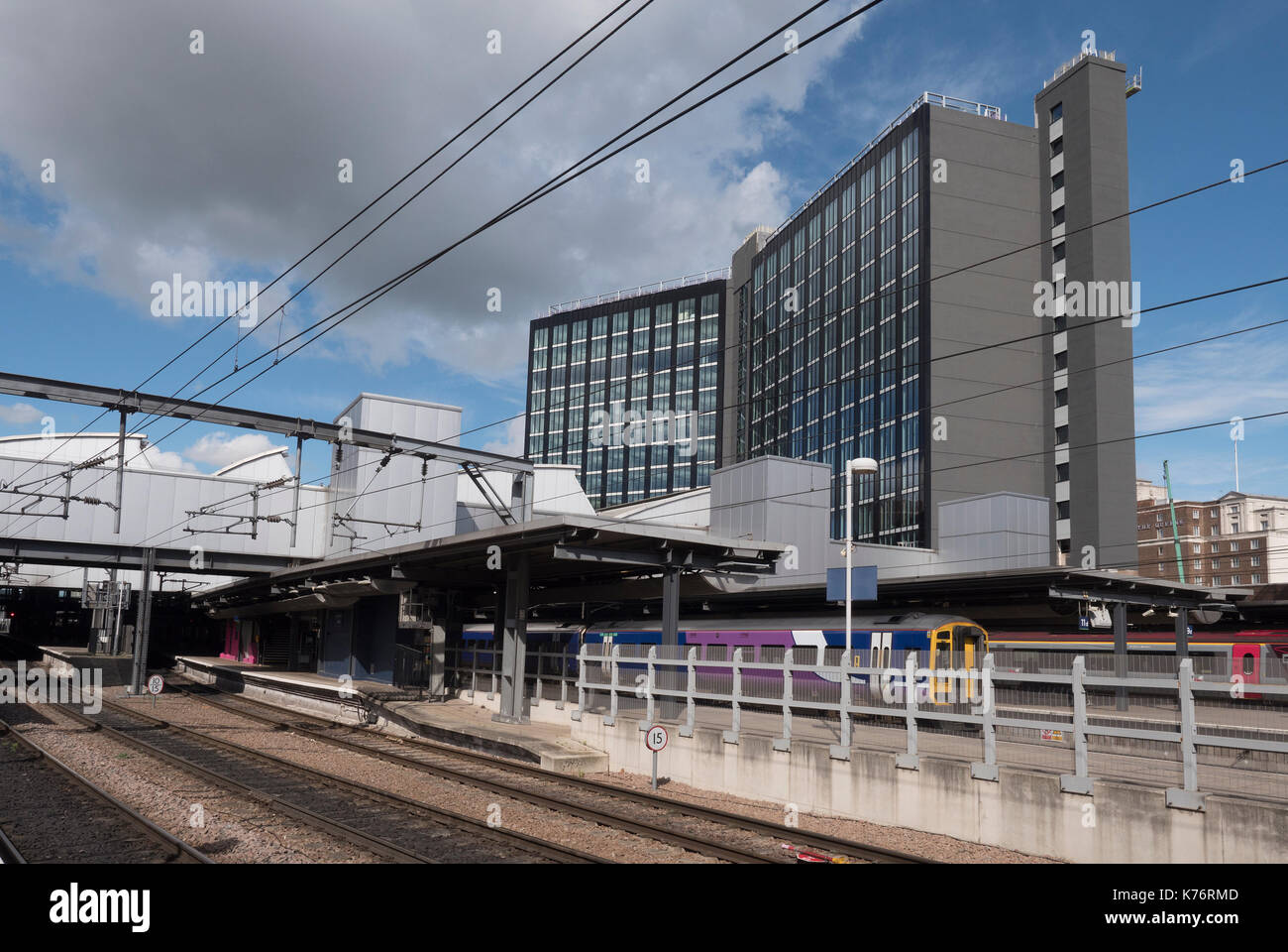 Leeds railway station hi-res stock photography and images - Alamy