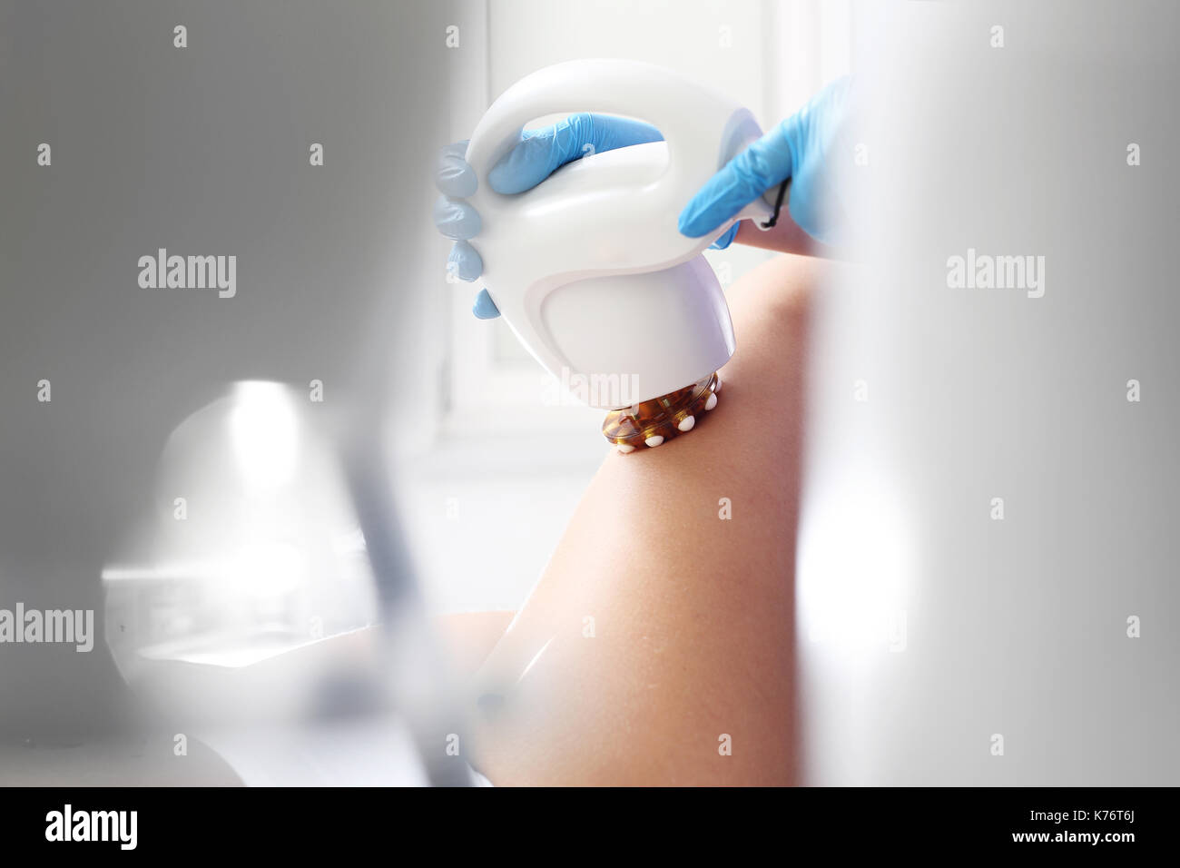 Body shaping and firming treatment. A slimming treatment for the abdomen  using a specialized head Stock Photo - Alamy