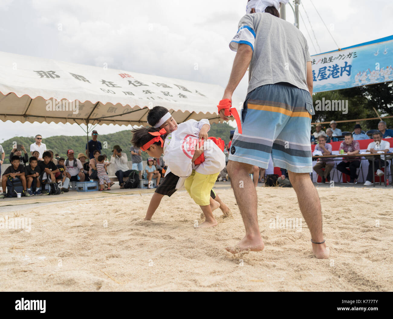 Elementary school children taking part in tegumi a traditional form of wrestling from Okinawa. Shioya, Ogimi Village, Okinawa, Japan Stock Photo