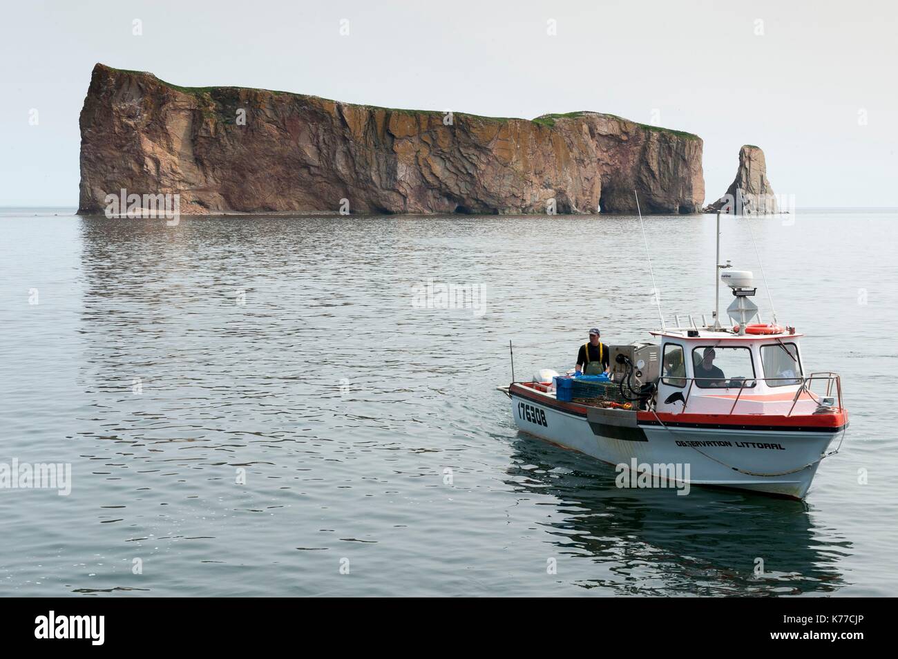 Canada, Quebec, Gaspesie, Perce, Fishing boat in front of Rocher Perce Stock Photo Alamy