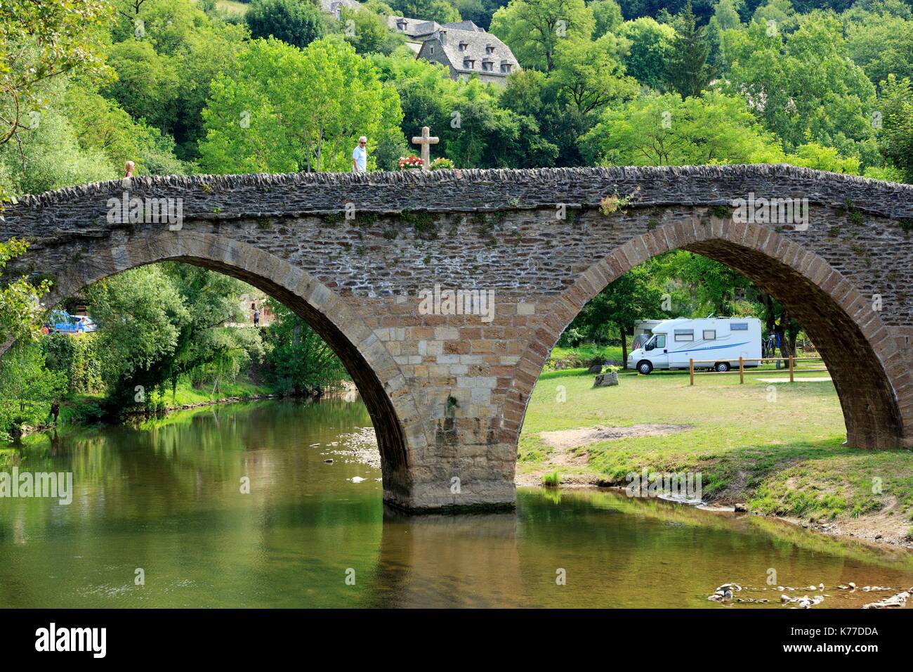 France, Aveyron, Belcastel, label More Fine Villages of France, bridge over L'Aveyron Stock Photo