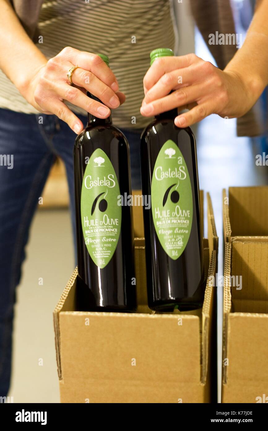 France, Bouches du Rhone, Les Baux de Provence, Moulin de Castelas, olive  oil, PDO of the valley of the baux of Provence, Bottling process Stock  Photo - Alamy