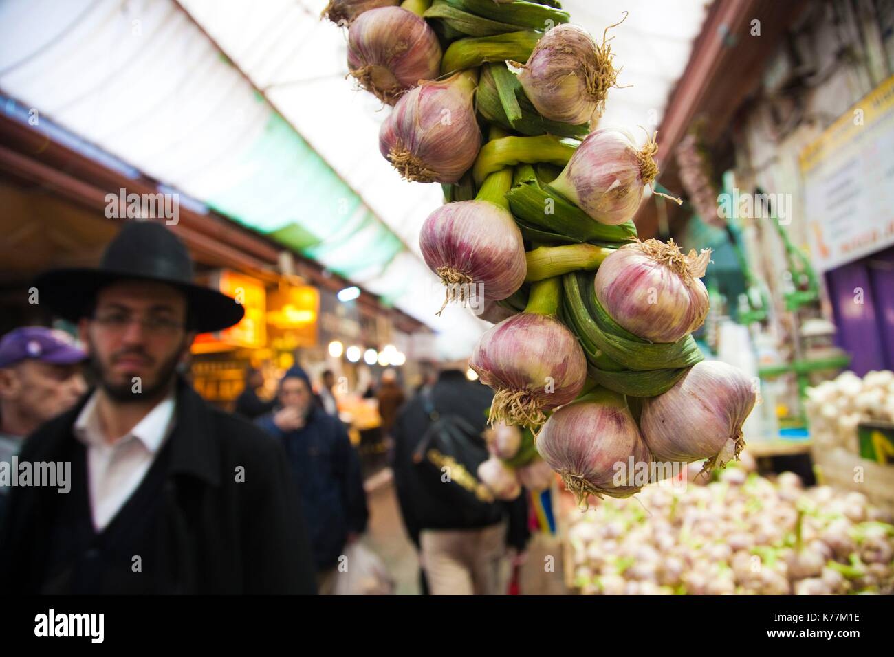 Israel, Jerusalem, New City, Mahane Yehuda Market, garlic cloves Stock