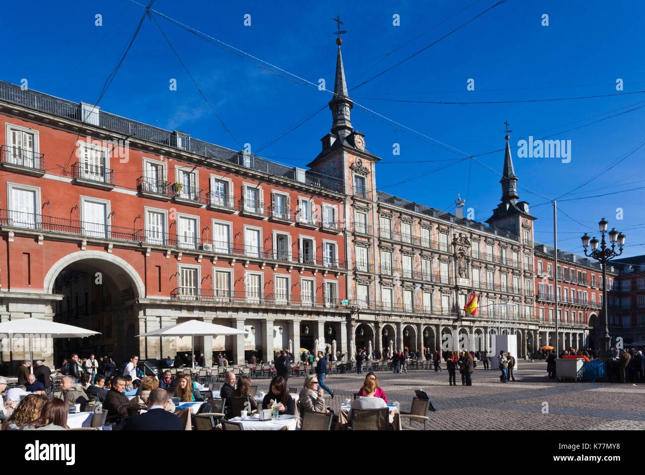 Outdoor cafe plaza building hi-res stock photography and images - Alamy