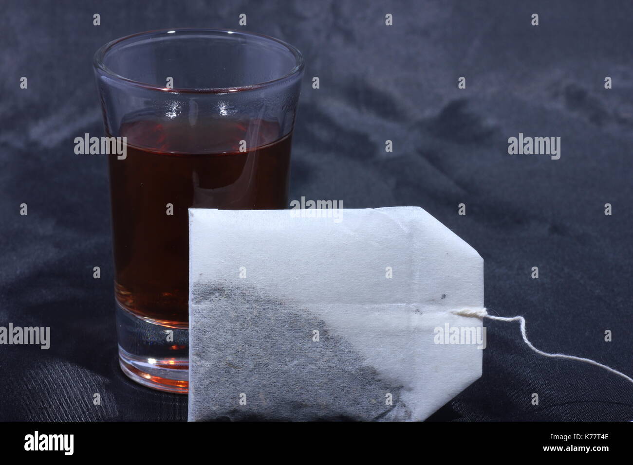 eine tasse heißen tee und teebeutel, a cup of hot tea and tea bags, Stock Photo