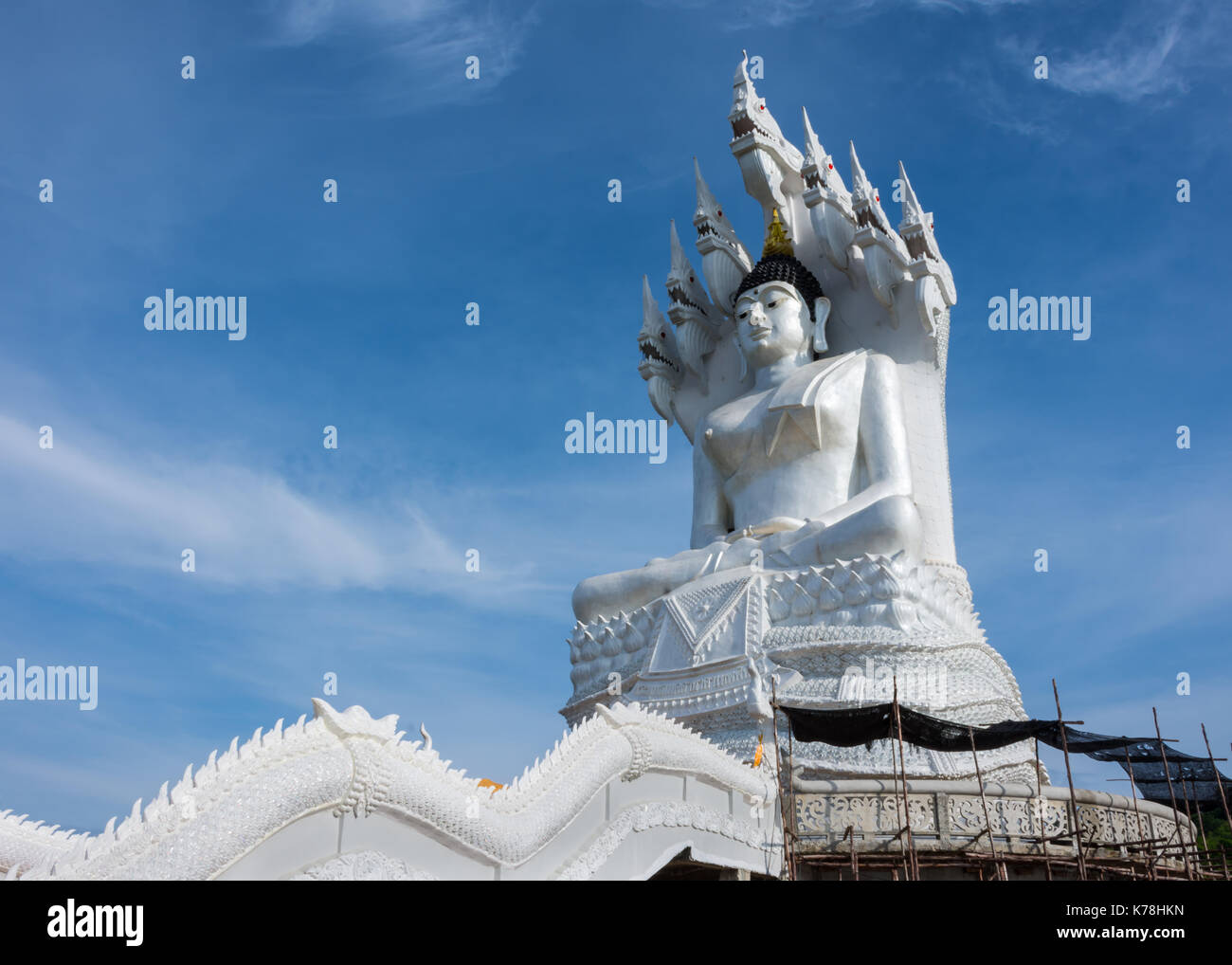 White buddha statue blue sky hi-res stock photography and images - Alamy