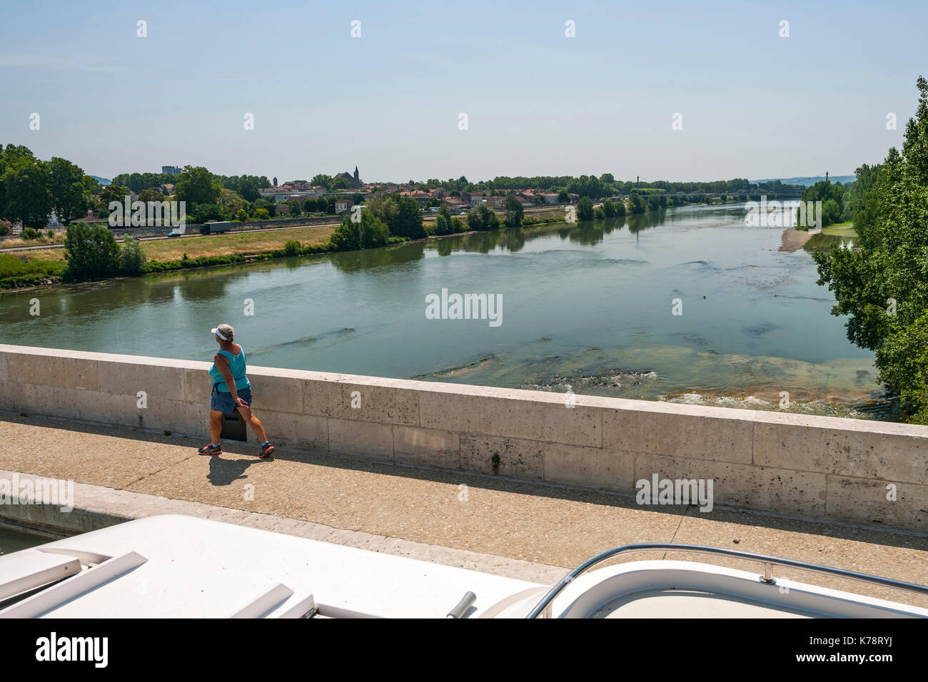 The Canal latéral à la Garonne leading over the Garonne River to the town of Agen in the Dordogne region of southwest France. Stock Photo