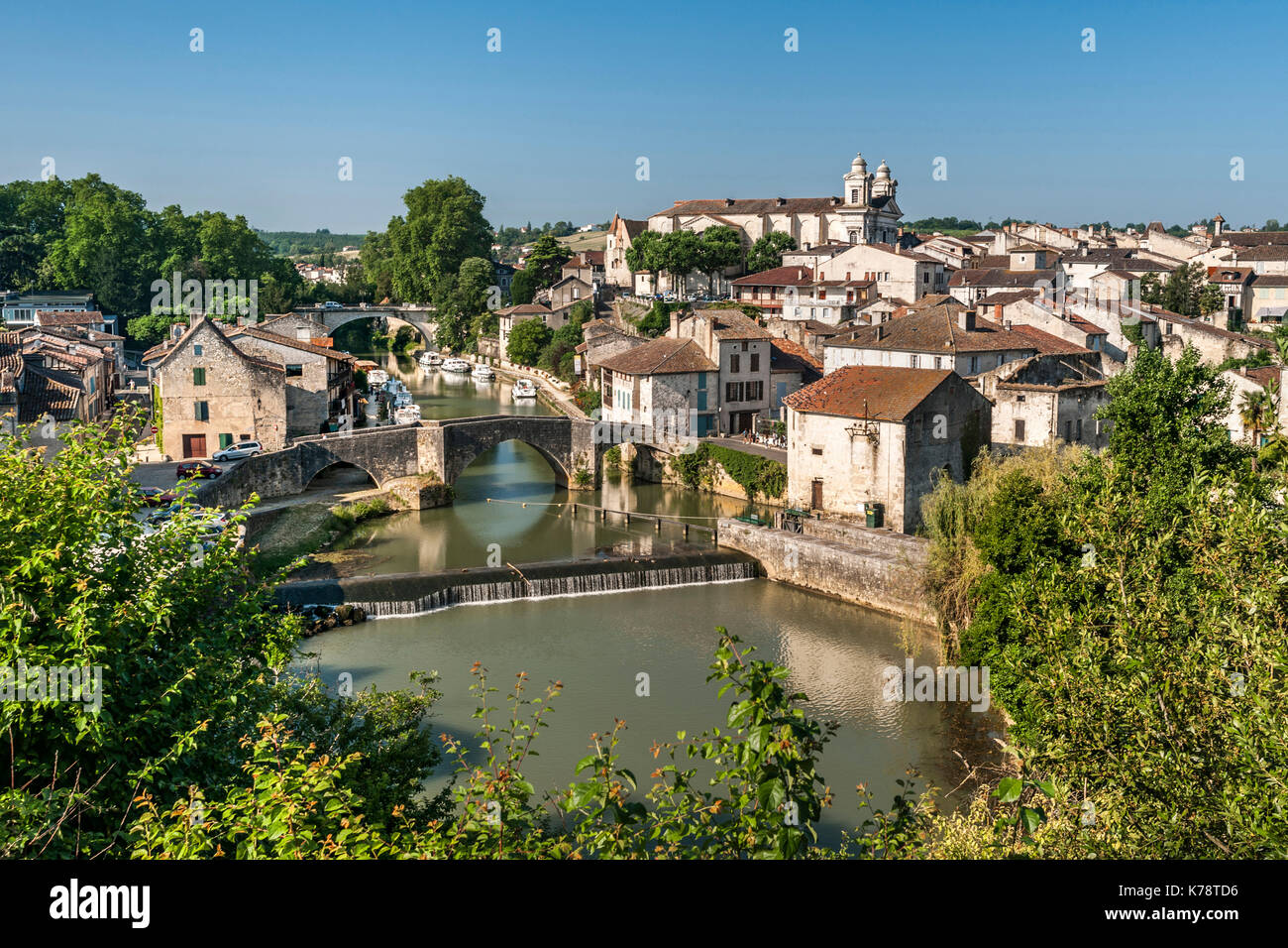 The town of Nérac and the Petite Baïse River in the Dordogne region of southwest France. Stock Photo
