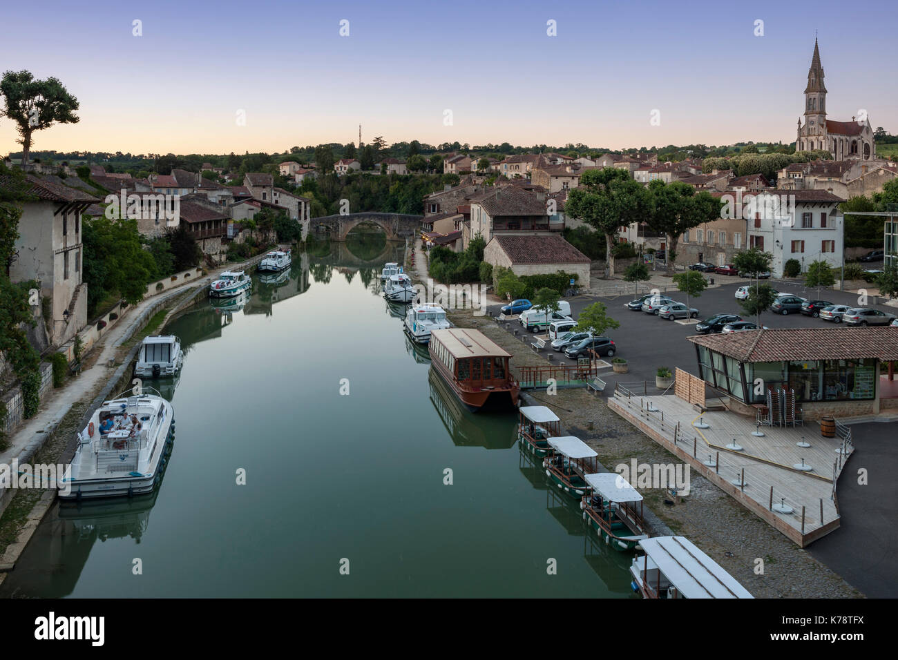 The town of Nérac and the Petite Baïse River in the Dordogne region of southwest France. Stock Photo