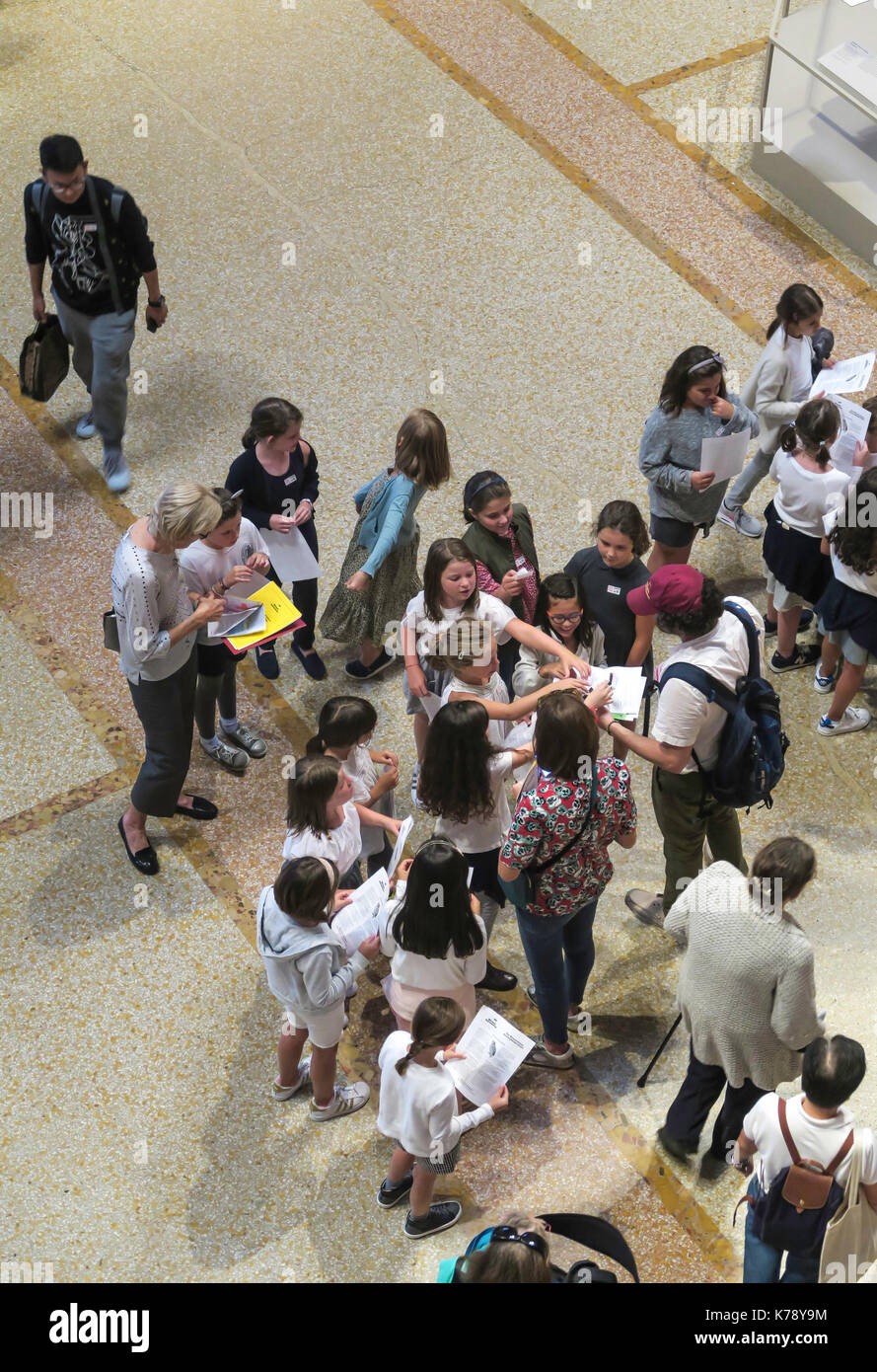 Parents children at art museum hi-res stock photography and images - Alamy