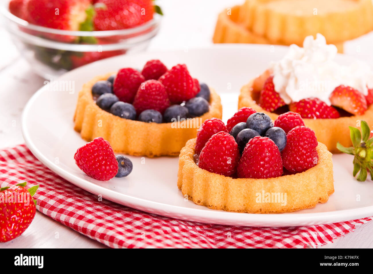 Sponge tartlets hi-res stock photography and images - Alamy
