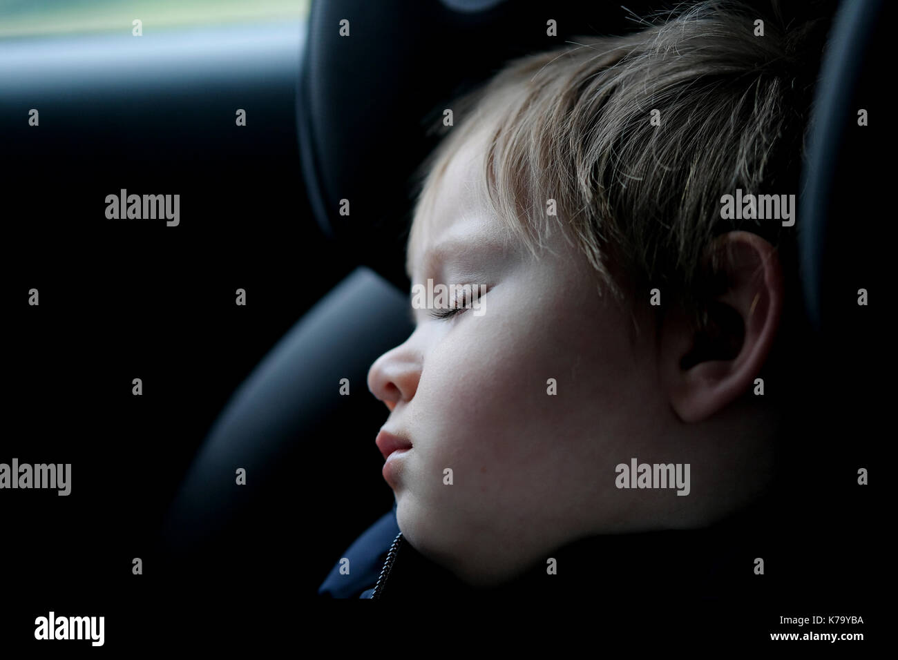 Child asleep in car seat hires stock photography and images Alamy