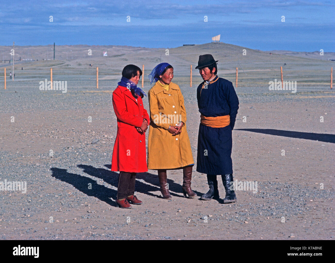 mongolian-passengers-and-friends-at-gobi