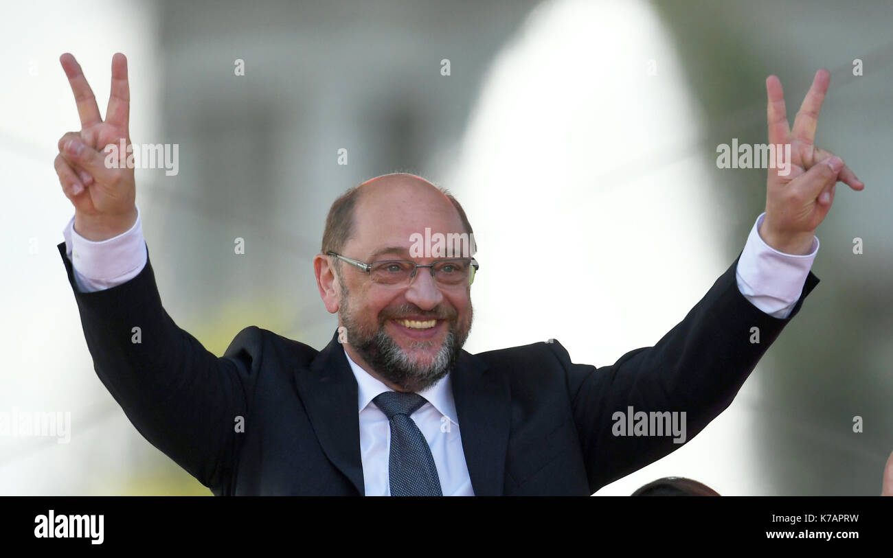 Potsdam, Germany. 15th Sep, 2017. Martin Schulz, candidate for chancellorship from the Social Democratic Party of Germany (SPD) making peace signs after the election rally of his party in Potsdam, Germany, 15 September 2017. Photo: Ralf Hirschberger/dpa-Zentralbild/dpa/Alamy Live News Stock Photo