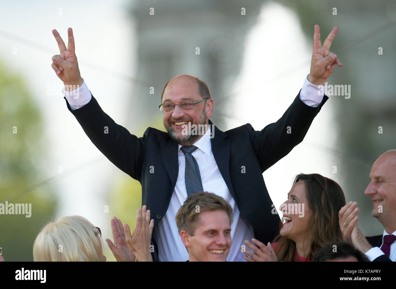 Potsdam, Germany. 15th Sep, 2017. Martin Schulz, candidate for chancellorship from the Social Democratic Party of Germany (SPD) making peace signs after the election rally of his party in Potsdam, Germany, 15 September 2017. Photo: Ralf Hirschberger/dpa-Zentralbild/dpa/Alamy Live News Stock Photo