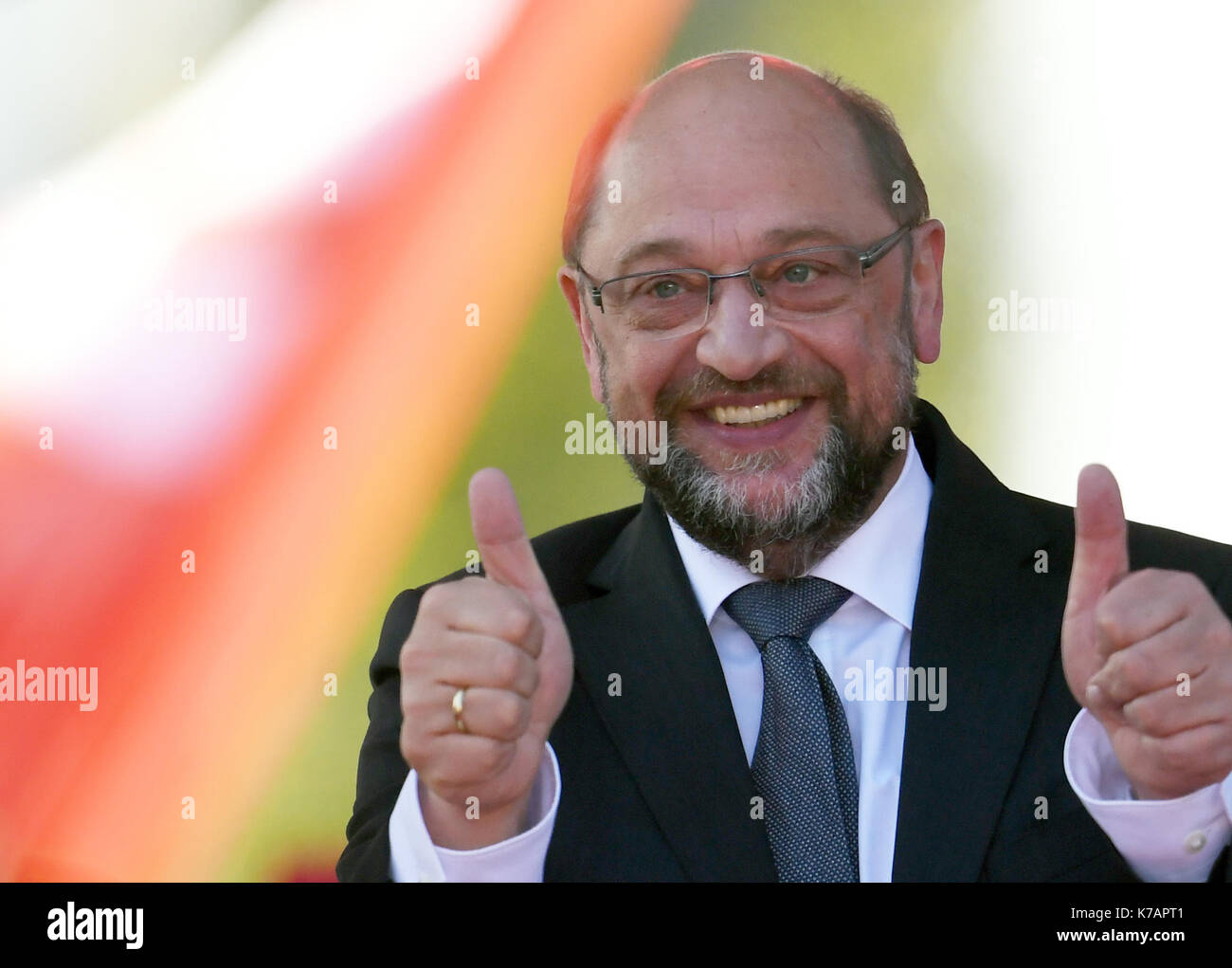 Potsdam, Germany. 15th Sep, 2017. Martin Schulz, candidate for chancellorship from the Social Democratic Party of Germany (SPD) holding two thumbs up after the election rally of his party in Potsdam, Germany, 15 September 2017. Photo: Ralf Hirschberger/dpa-Zentralbild/dpa/Alamy Live News Stock Photo