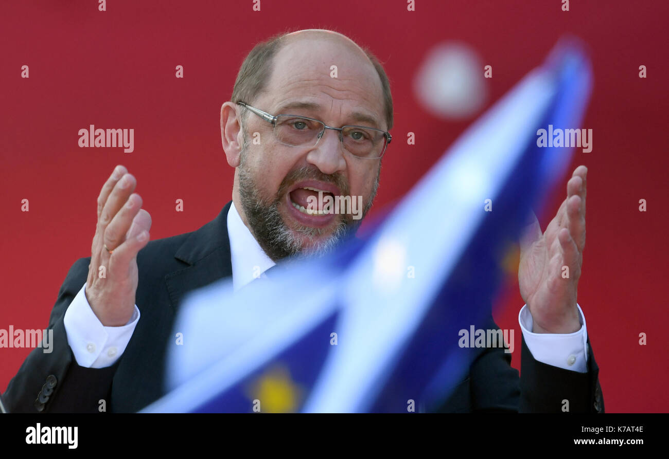 Potsdam, Germany. 15th Sep, 2017. Martin Schulz, candidate for chancellorship from the Social Democratic Party of Germany (SPD), speaking during an election rally of his party in Potsdam, Germany, 15 September 2017. An EU flag is to be seen in the foreground. Photo: Ralf Hirschberger/dpa-Zentralbild/dpa/Alamy Live News Stock Photo